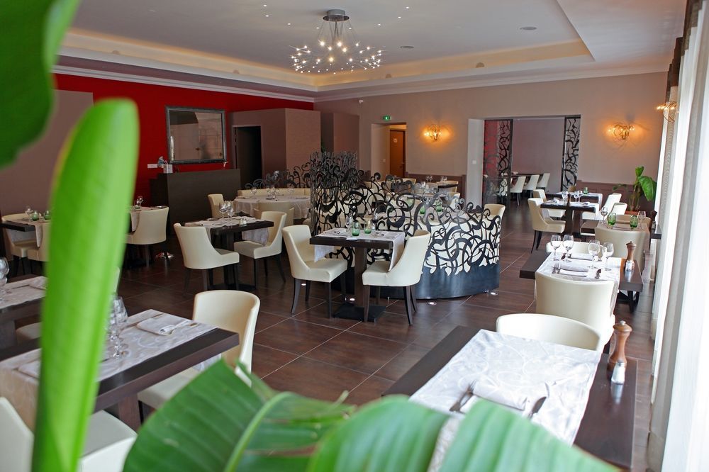 Logis Hotel Restaurant De La Paix ลูเดฟ ภายนอก รูปภาพ