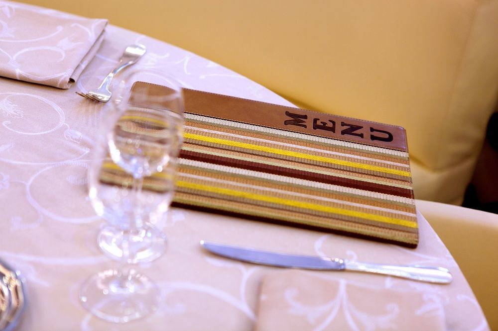 Logis Hotel Restaurant De La Paix ลูเดฟ ภายนอก รูปภาพ